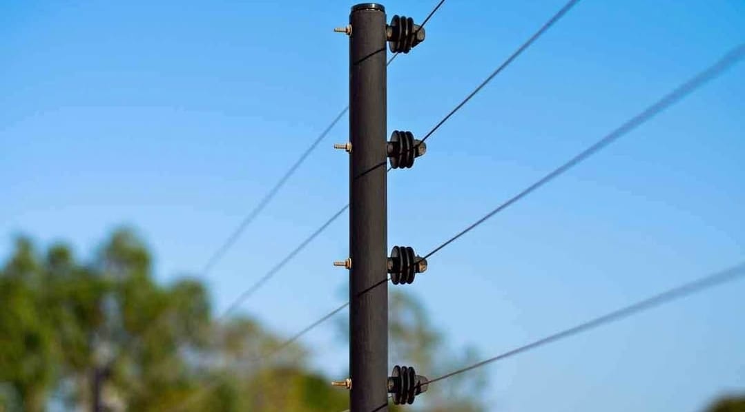 Detalle de poste, aisladores y líneas de cerco eléctrico