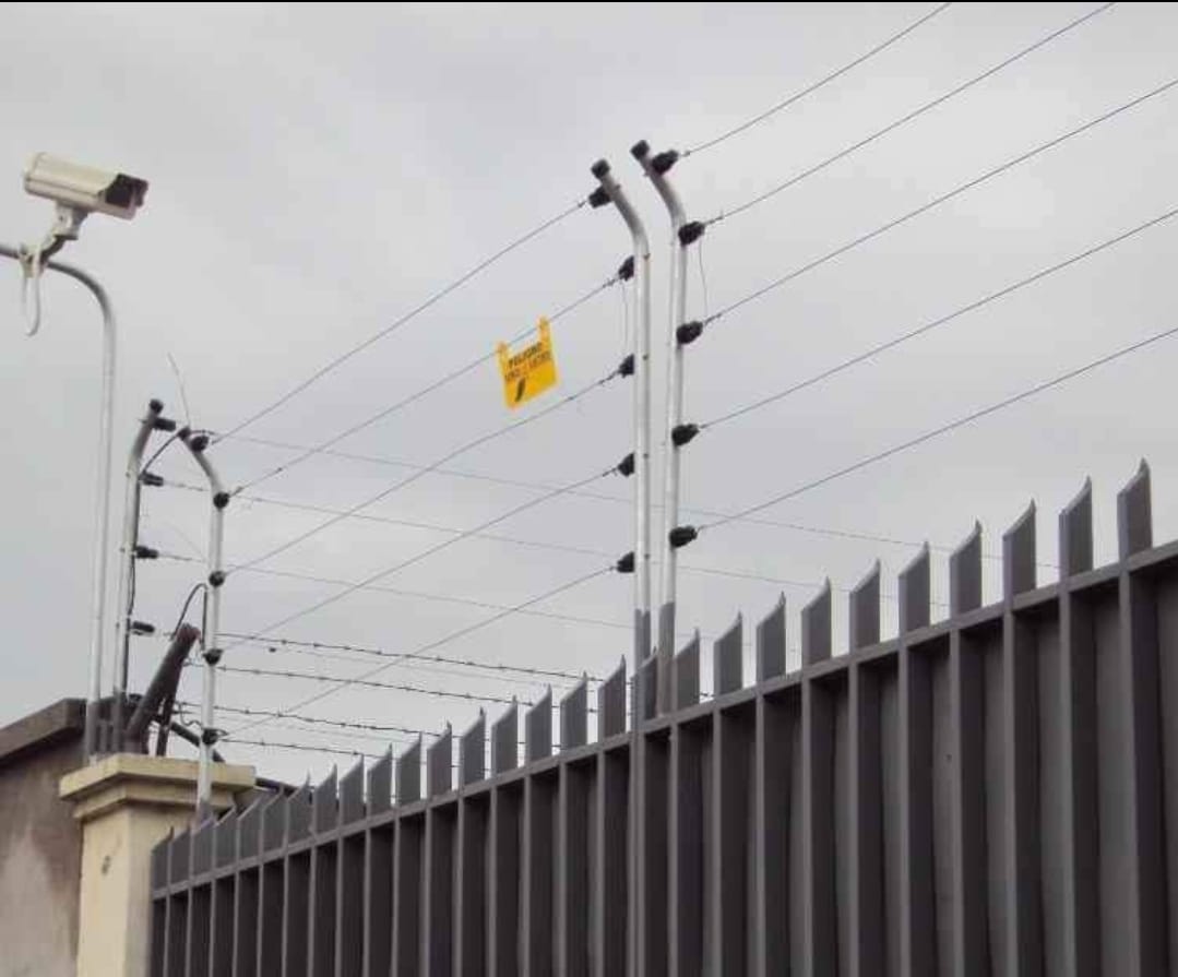 Cerco eléctrico de seguridad instalado sobre reja perimetral