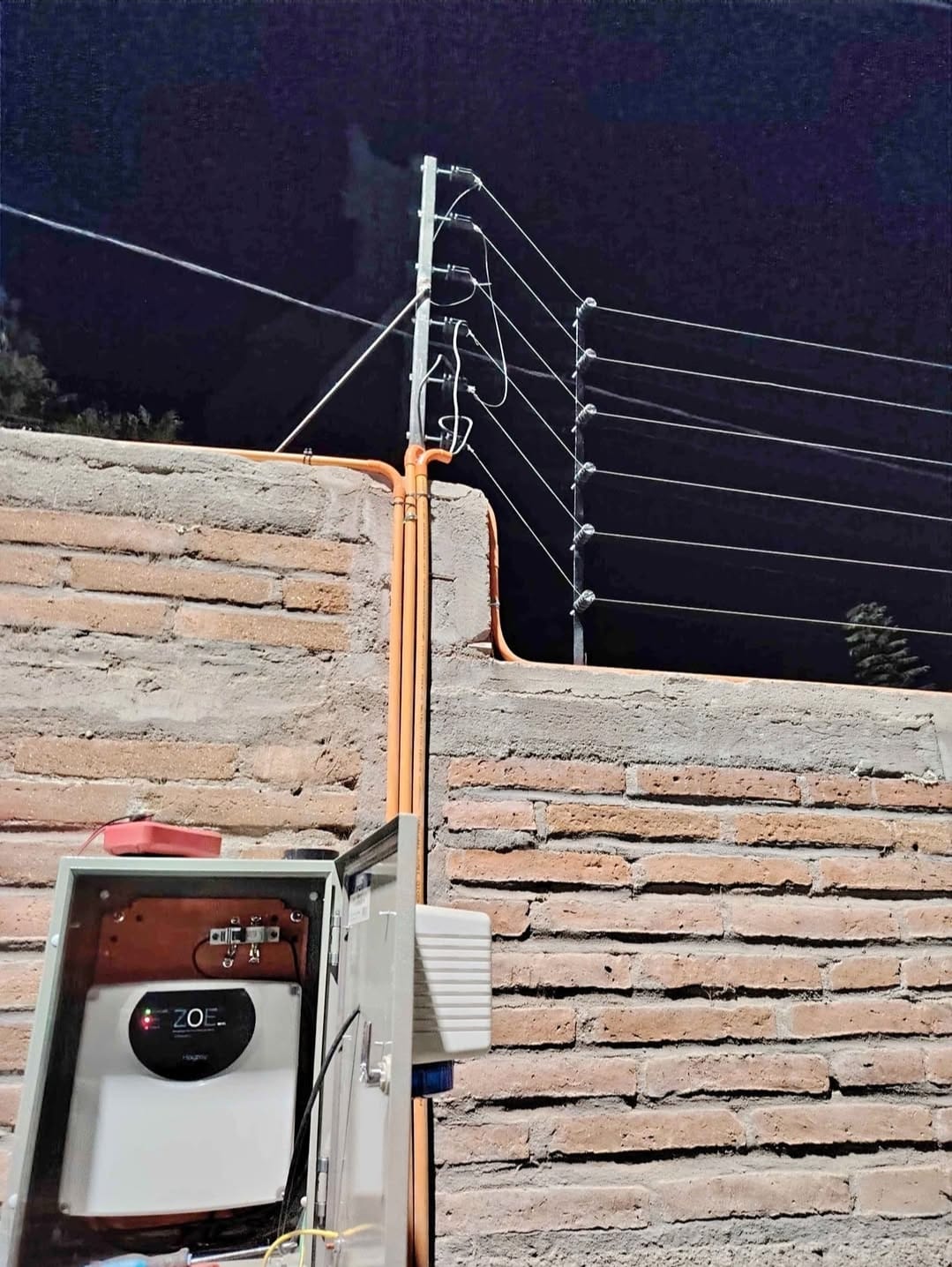Equipo energizador y cableado de cerco eléctrico instalado