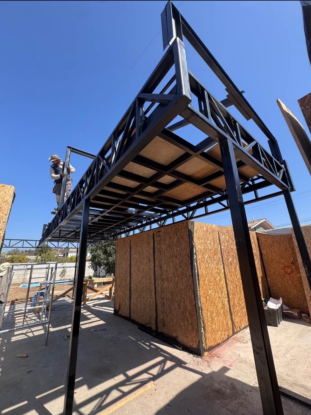 Estructura metálica elevada en proceso de montaje