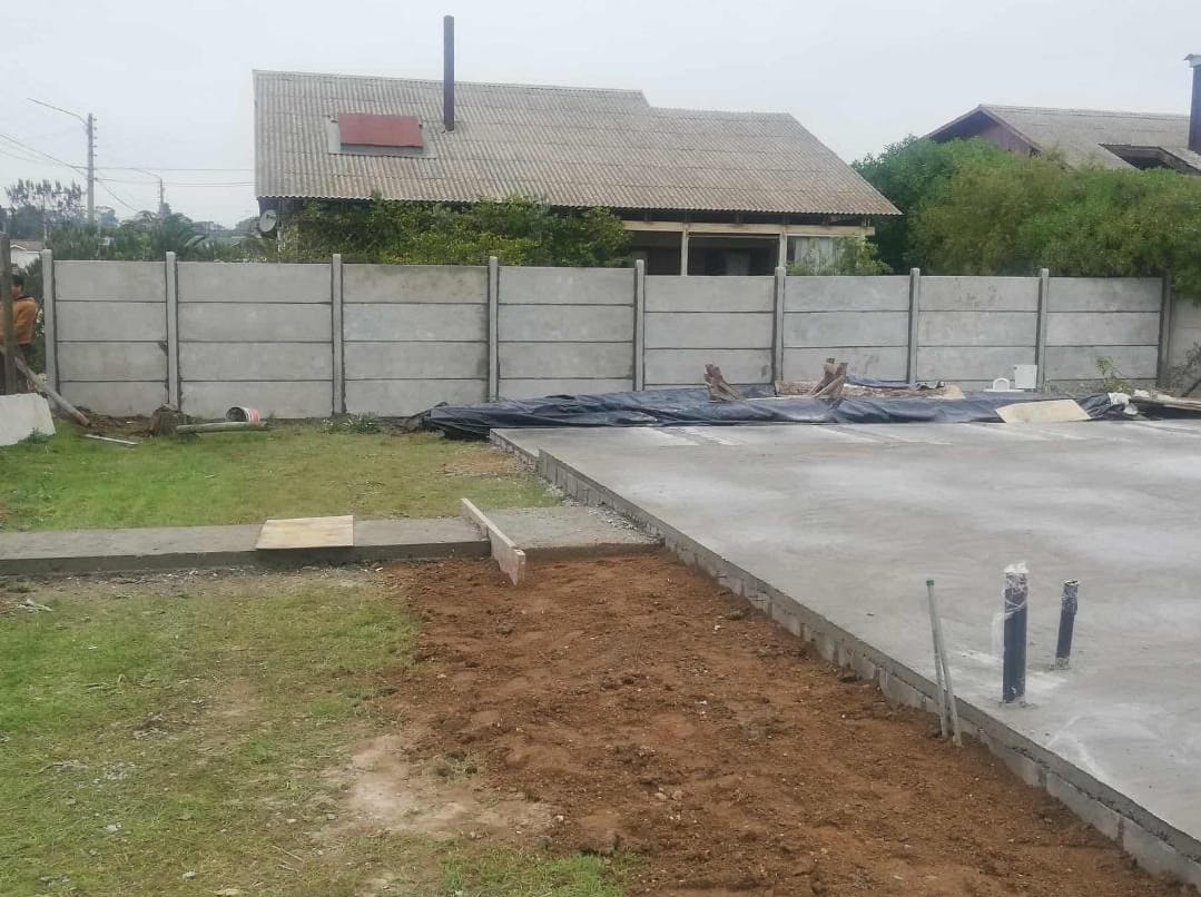 Cierre de panderetas de hormigón instalado en terreno residencial