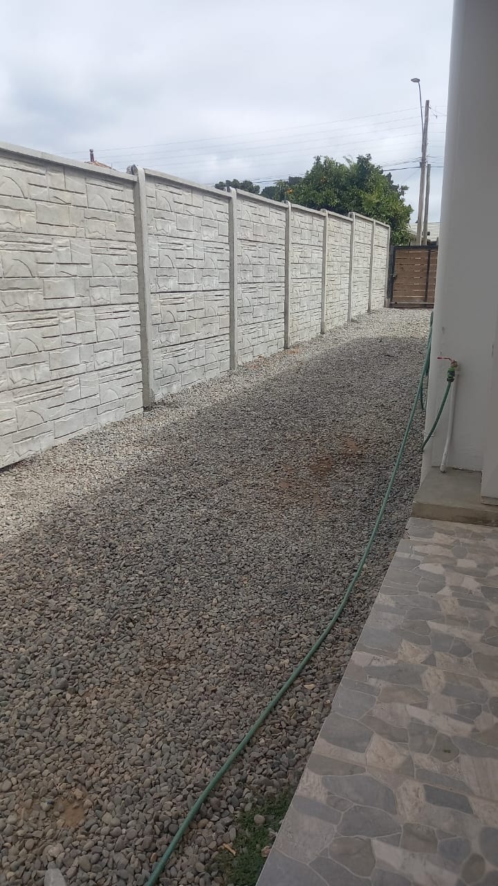Pandereta de hormigón terminada en patio de vivienda