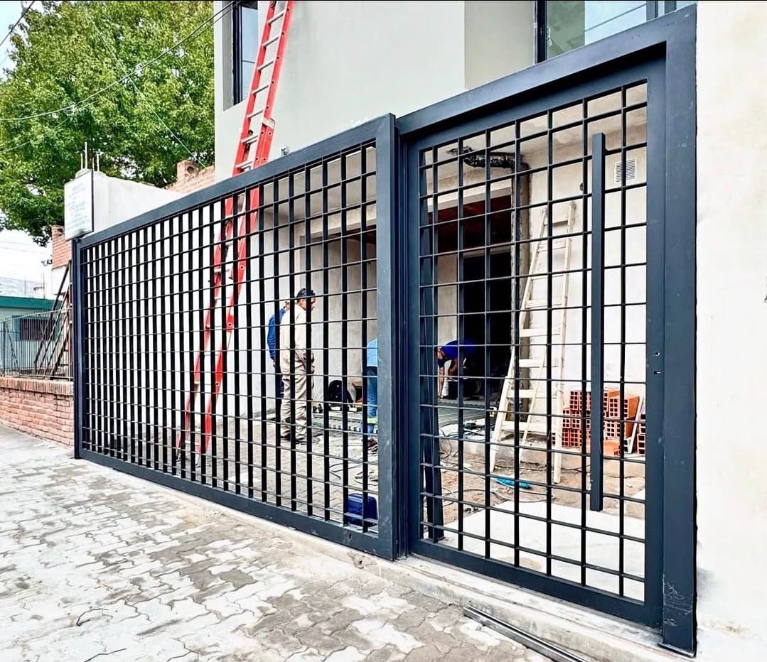 Portón metálico corredero con puerta peatonal
